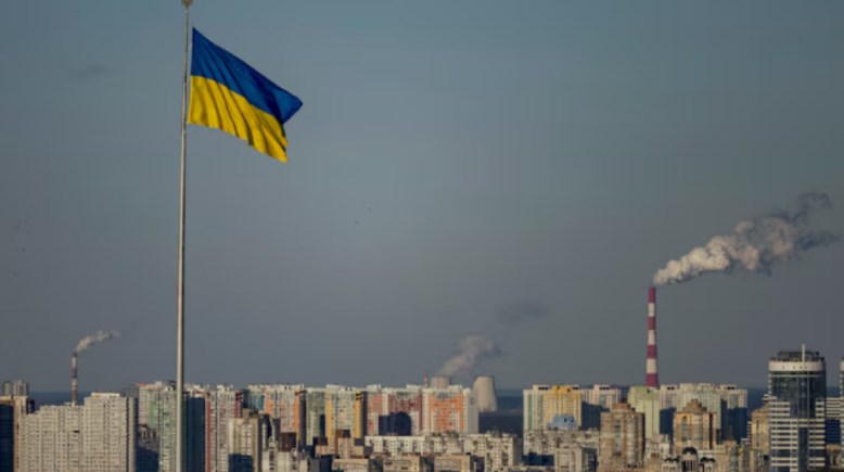 علم أوكرانيا يرفرف فوق العاصة كييف