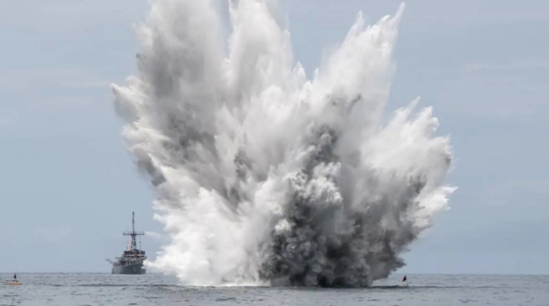 انفجار قرب مضيق هرمز