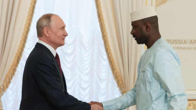 بوتين وزعيم المجلس العسكري في مالي،  أرشيفية 