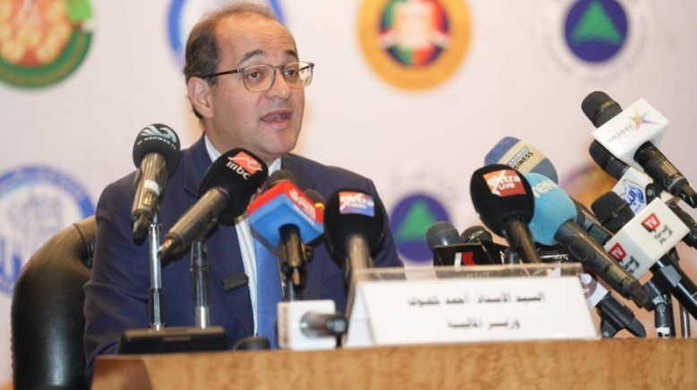 وزير المالية خلال المؤتمر الصحفي 