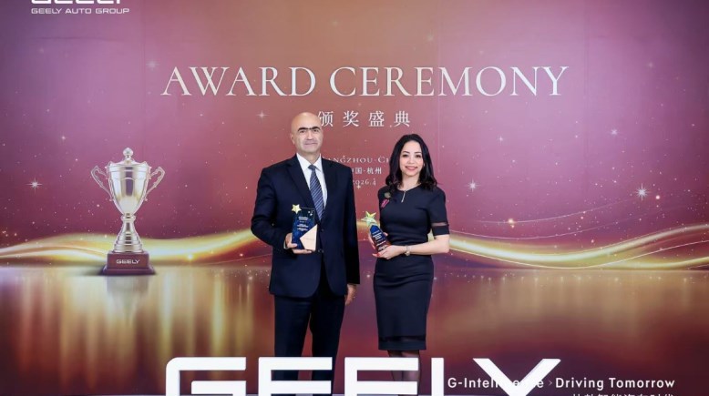 نهى المليجي وأدهم السلحدار خلال استلام الجوائز 