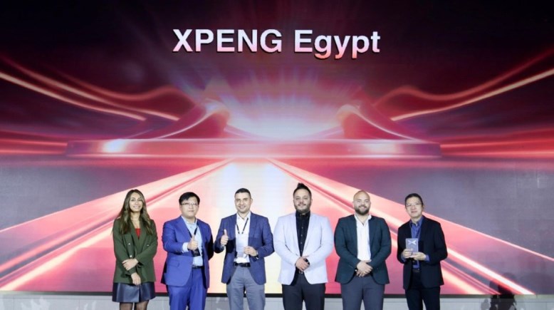 فريق راية أوتو يستلم الجائزة 