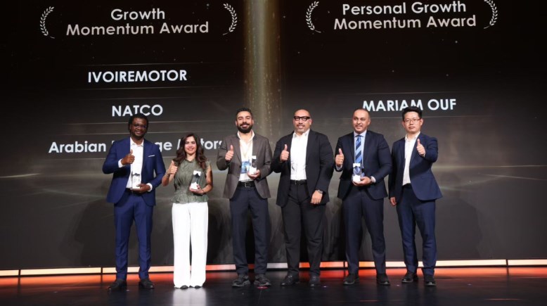 فريق إكسيد مصر خلال استلام الجائزة 