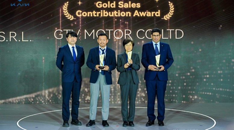 محمد فرج يستلم جائزة «كايي موتورز إيجيبت»