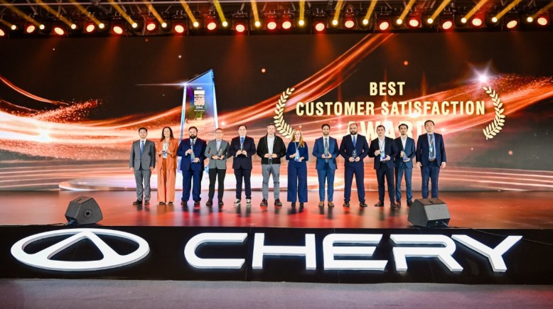 فريق غبور جي بي أوتو  يستلم الجوائز 