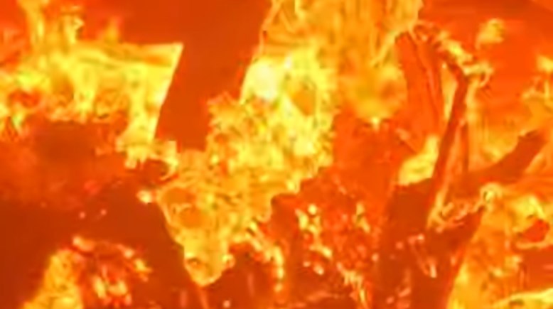 جانب من حادث تفحم سيارة طريق السويس