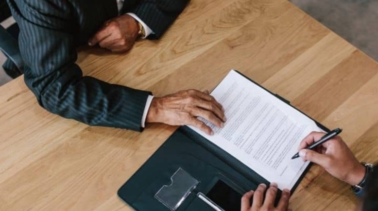 عقد عمل - صورة أرشيفية