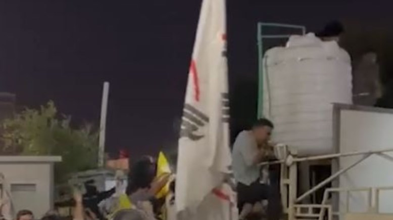 جانب من اقتحام القنصلية