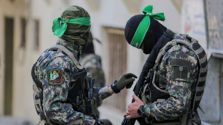 مقاتلان من كتائب القسام- أرشيفية