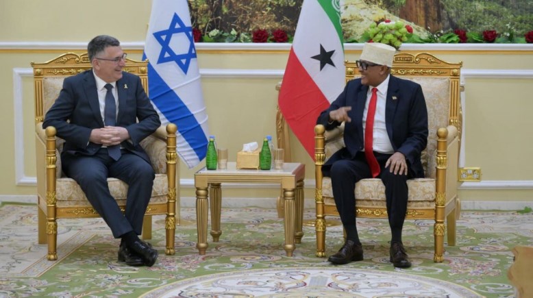وزير الخارجية الإسرائيلي جدعون ساعر ورئيس أرض الصومال عبد الرحمن محمد عبد الله