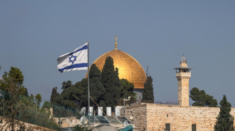العلم الإسرائيلي في إحدى باحات الأقصى