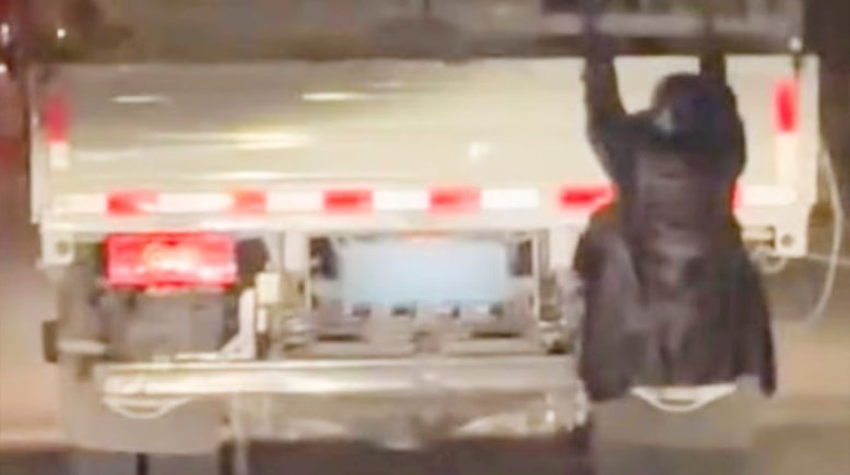 المرأة أثناء تشبثها بالشاحنة