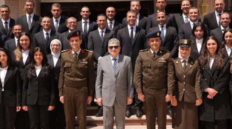 جانب من استقبال الفريق أسامة ربيع للوفد