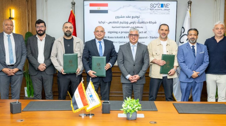 جانب من توقيع العقود