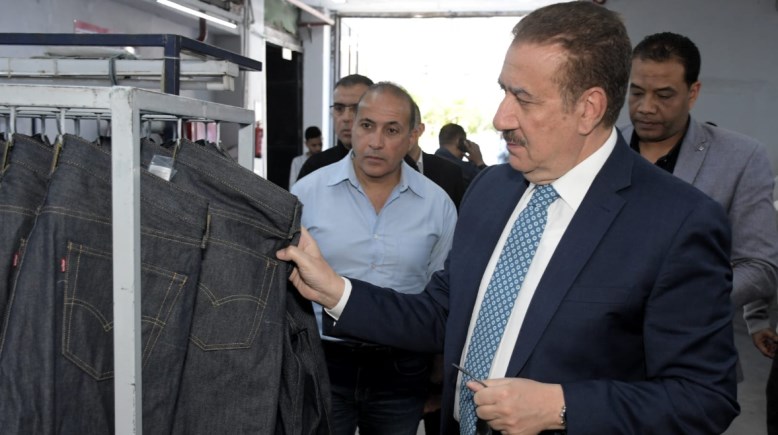 محافظ بورسعيد من قلب المصانع: كوبري مشاة جديد لحل التكدس ودعم حركة العاملين بالمنطقة الحرة 