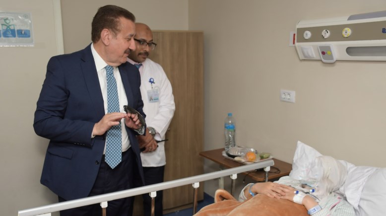  محافظ بورسعيد يستمع لأحد المرضى