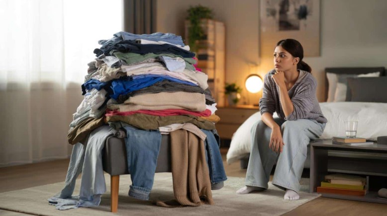 تراكم الملابس على الكرسي