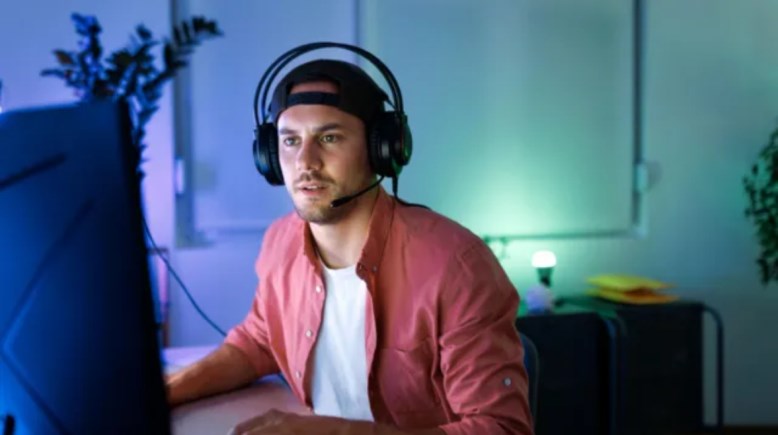 لاعب ألعاب إلكترونية 