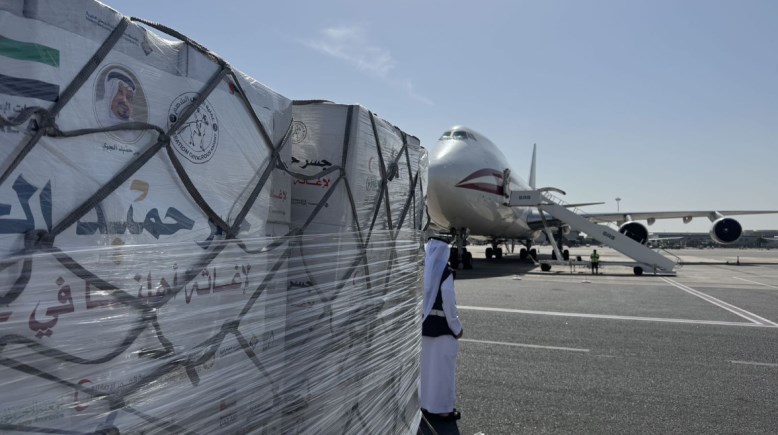 مطار العريش يستقبل 100 طن مساعدات غذائية لقطاع غزة