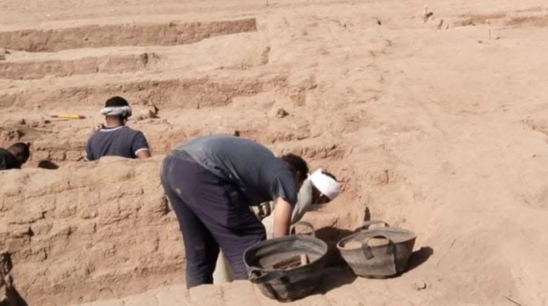 من موقع العمل بمعابد الكرنك