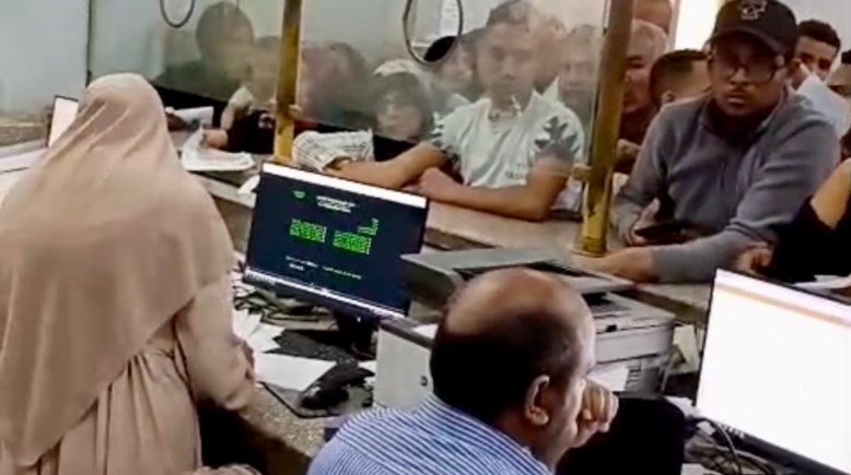 انتظار المواطنين لاستخراج البرنت التأمينى 