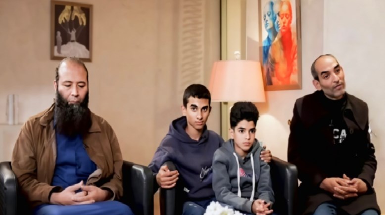 أفراد الأسرة بعد عودة ابنهم الغائب