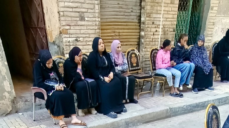 الجيران والأهالي أمام المنزل