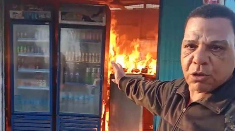 مواطن يشعل النيران في كشكه على الهواء