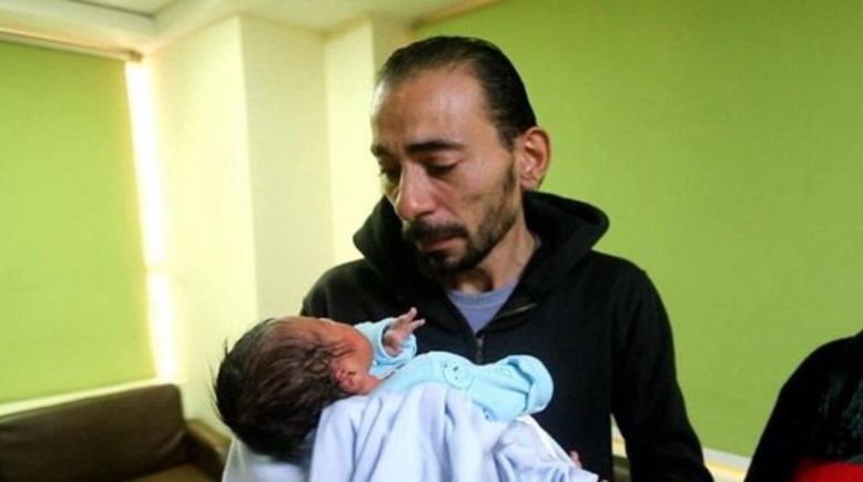 رضيعة الحسين برفقة والدها