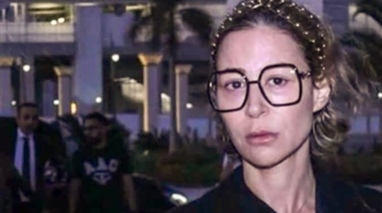 منة شلبي في عزاء والدها