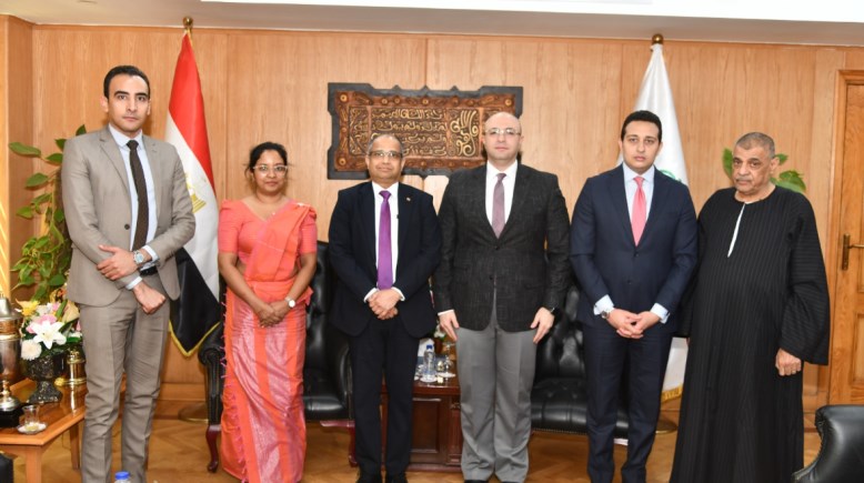 صورة أثناء زيارة السفير لمحافظ الفيوم 