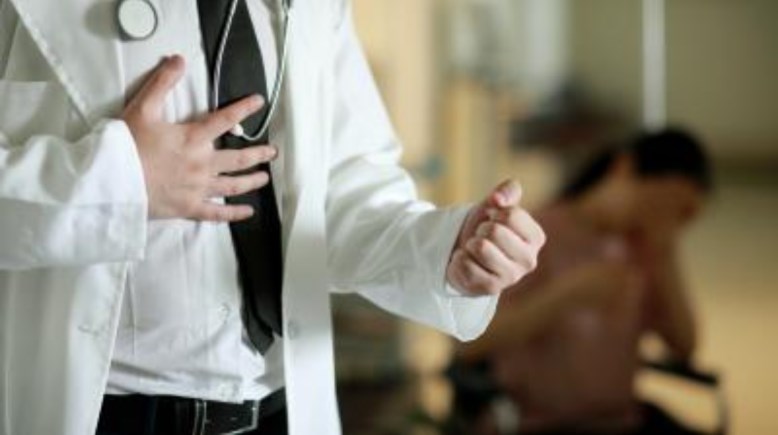 تعدي طبيب على سيدة - صورة تعبيرية 