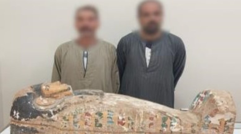 المتهمين بعد ضبطهما والتابوت 