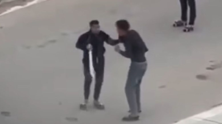 لقطة من فيديو التعدي على شاب بسلاح أبيض 