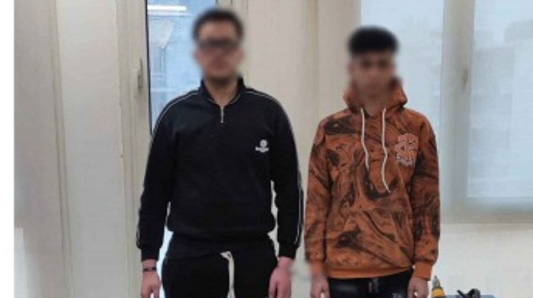 المتهمان بعد ضبطهما 