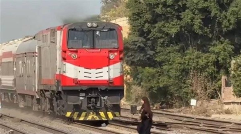 سيدة أمام القطار - صورة أرشيفية 