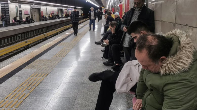 ركاب في محطة مترو بالعاصمة الإيرانية طهران