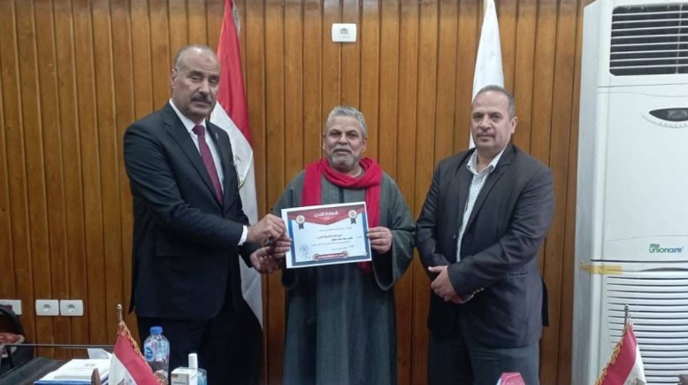 تعليم بني سويف تكرّم العاملين بمدرسة إعدادية بعد إحباط محاولة سرقة