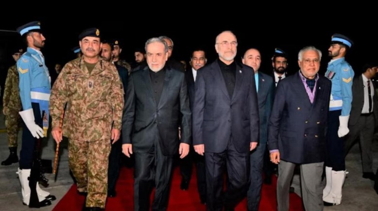 رئيس الأركان الباكستاني المشير عاصم منير مع الوفد الإيراني