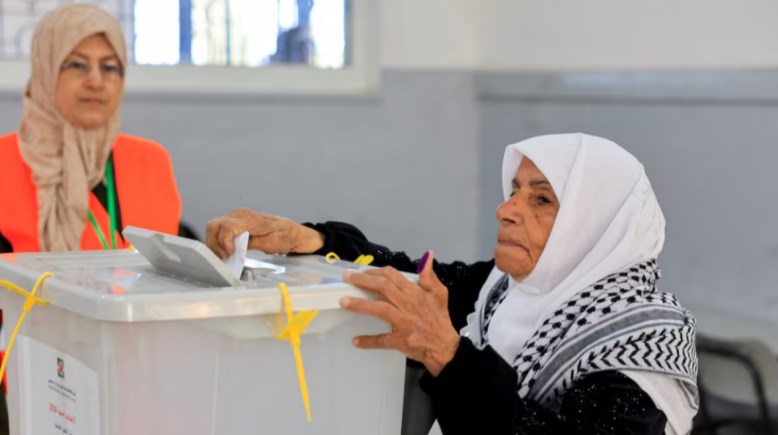 امرأة فلسطينية تدلي بصوتها خلال الانتخابات 