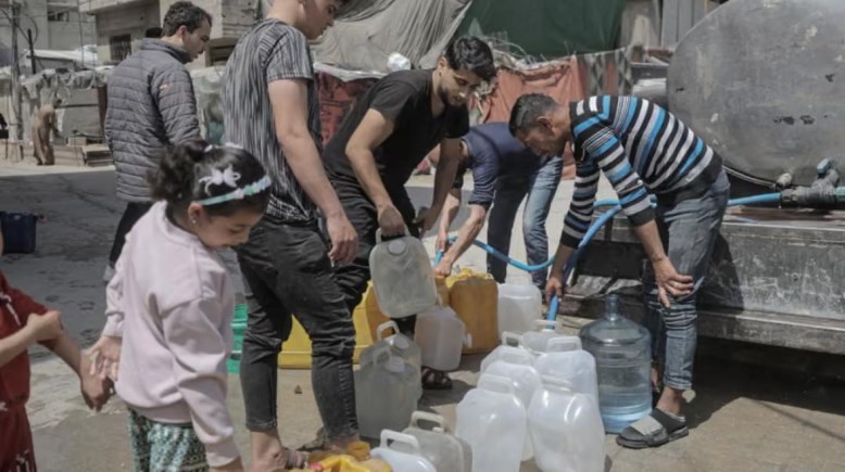 يجمع سكان غزة المياه من الشاحنات