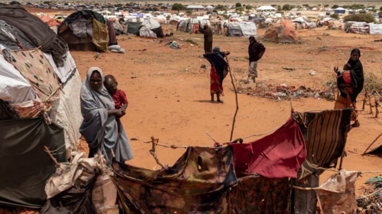 مخيم للنازحين داخليًا على مشارف كيسمايو، الصومال،