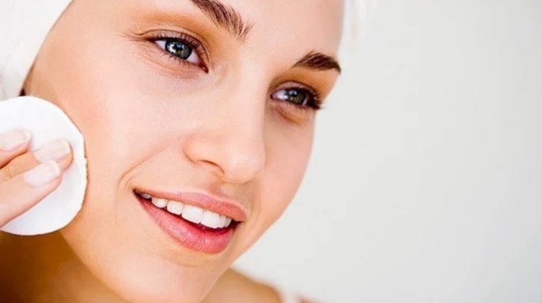 الفرق بين غسول الوجه ومنظف الوجه