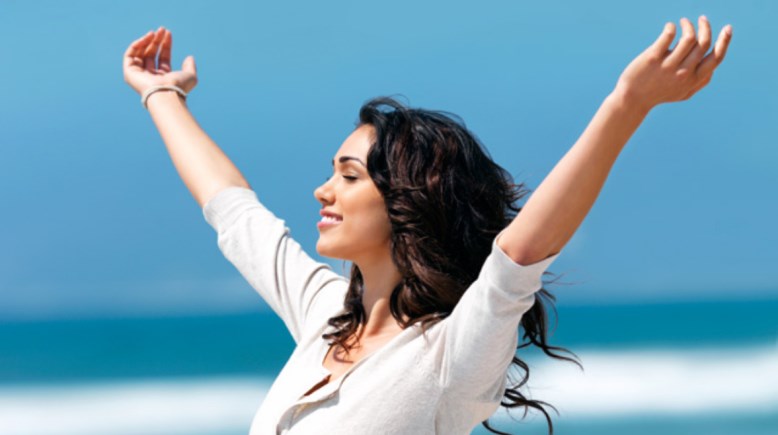 فتاة تجلس في الراحة والاسترخاء