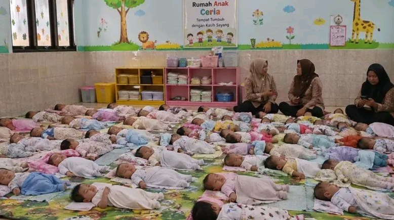 أطفال في دار في إندونيسيا 