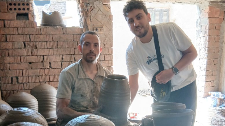 صورة مع أحد صناع الفخار في قرية جريس بالمنوفية 