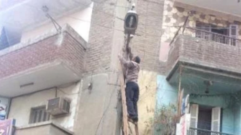 شخص فوق عامود كهرباء- أرشيفية 