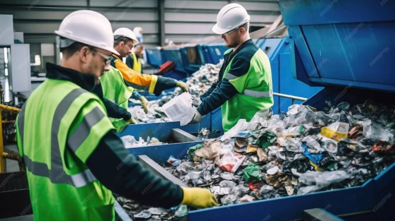 مجموعة من العمال يقومون بفرز المخلفات _ أرشيفية