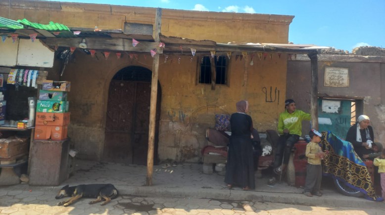 بعض المواطنين يعيشون في المقابر