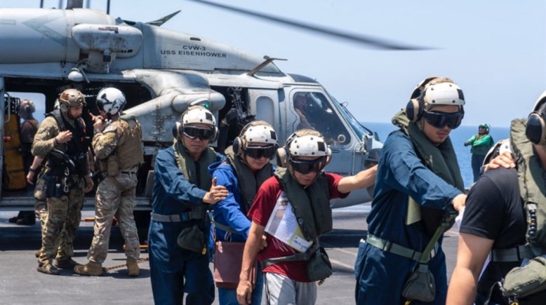 جنود أمريكيون على متن حاملة الطائرات